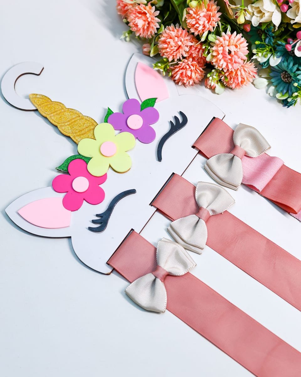 Kit com tiara de unicórnio e faixas de fita rosê com lacinhos